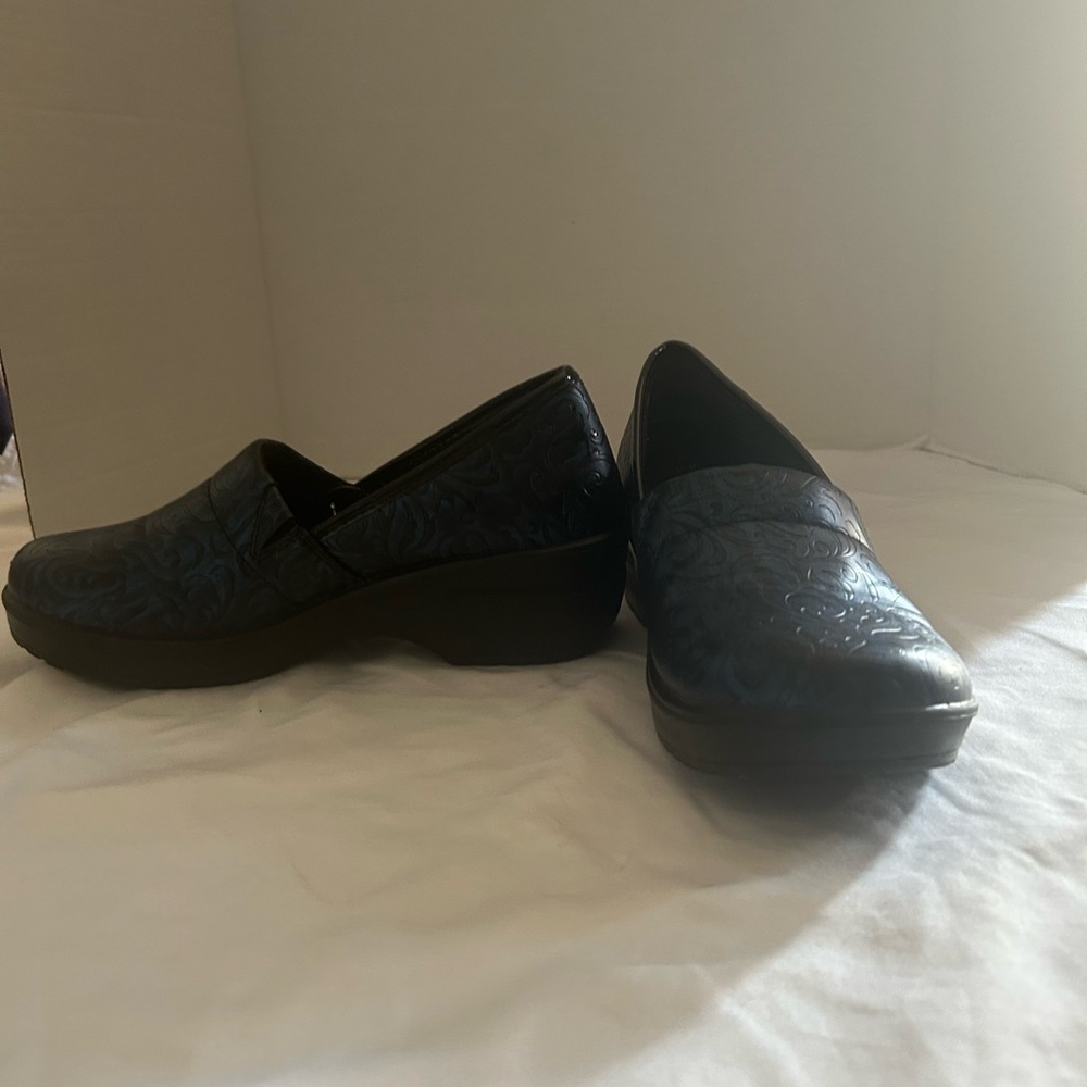 Easy Works by Easy Street Slip Resistant Clogs Black Embossed Comfort Shoes - Picture 4 of 6
